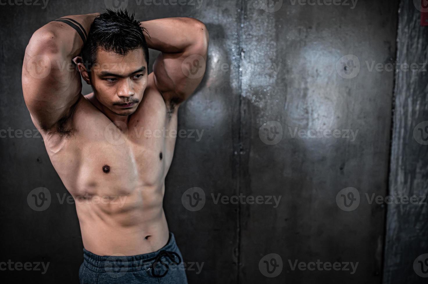 retrato do grande músculo do homem asiático na academia, tailândia, treino para uma boa saúde, treinamento com peso corporal, fitness no conceito de academia foto