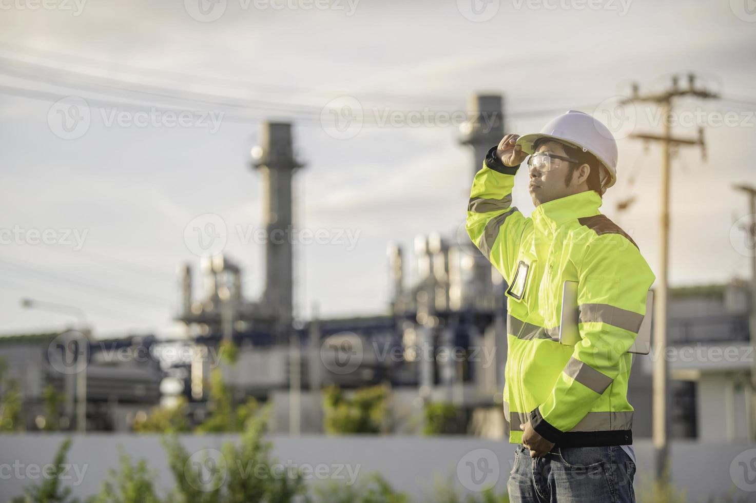 engenheiro petroquímico de homem asiático trabalhando na fábrica de indústria de refinaria de petróleo e gás, o trabalhador de pessoas engenheiro de controle de trabalho na fabricação de indústria de energia de usina foto