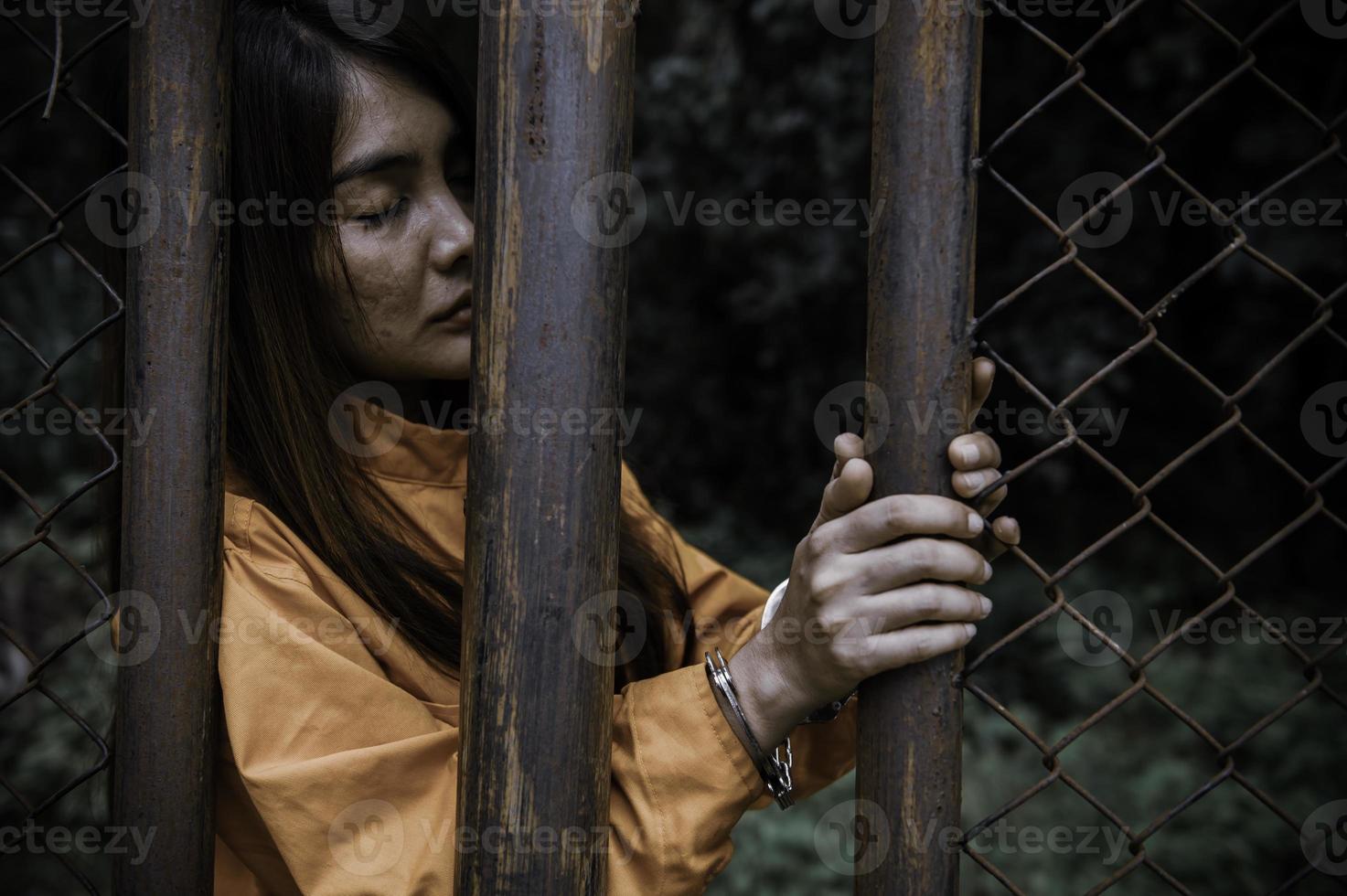 retrato de mulheres desesperadas para pegar a prisão de ferro, conceito de prisioneiro, povo da tailândia, espero ser livre, se violar a lei seria preso e encarcerado. foto