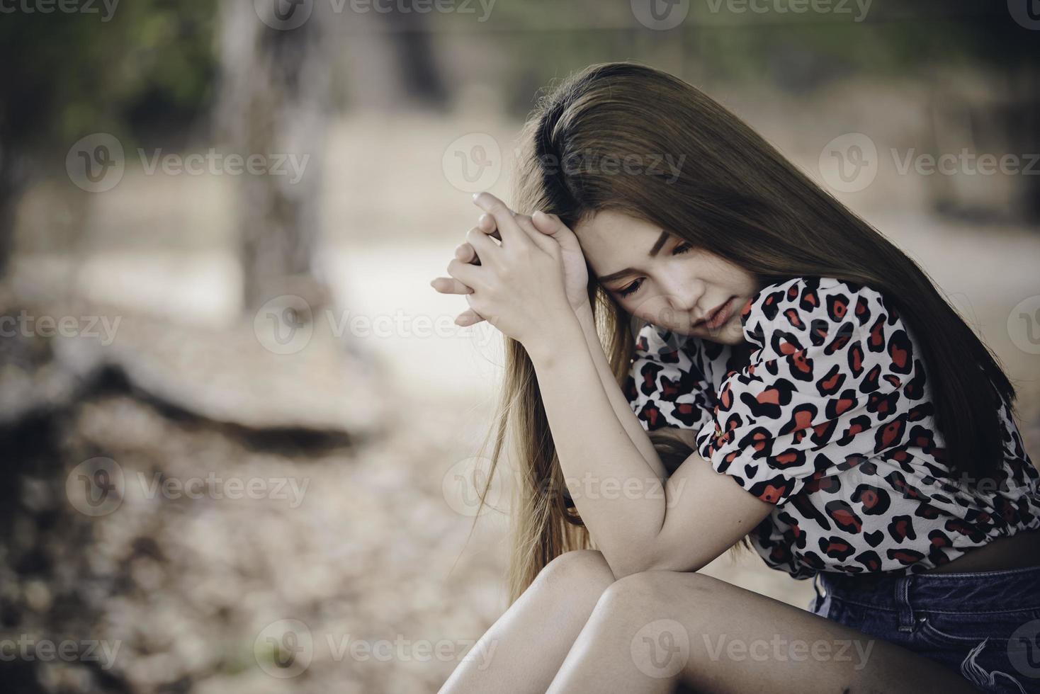 linda mulher tailandesa muito triste por amor não correspondido, repensar, pensar sobre, estilo vintage, tom escuro, coração partido, menina asiática foto