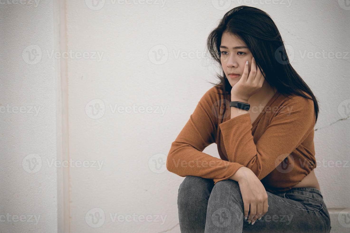 menina bonita asiática se sente sozinha na floresta, conceito de mulher triste, povo da tailândia, senhora tristeza sobre o amor do namorado, ela sentindo o coração partido foto