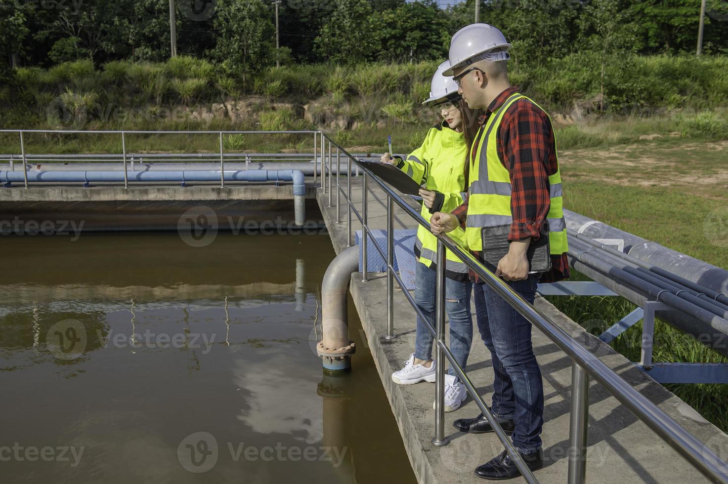 engenheiros ambientais trabalham em estações de tratamento de águas residuais, engenharia de abastecimento de água trabalhando em usinas de reciclagem de água para reutilização, técnicos e engenheiros discutem o trabalho em conjunto. foto