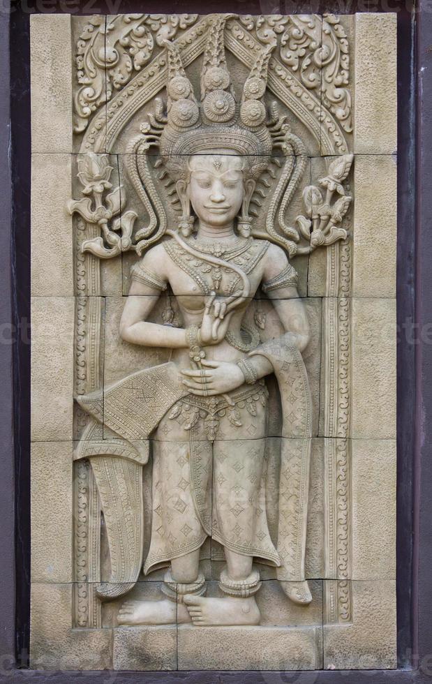 escultura em pedra estátua de dançarinos apsara, angkor wat, camboja foto