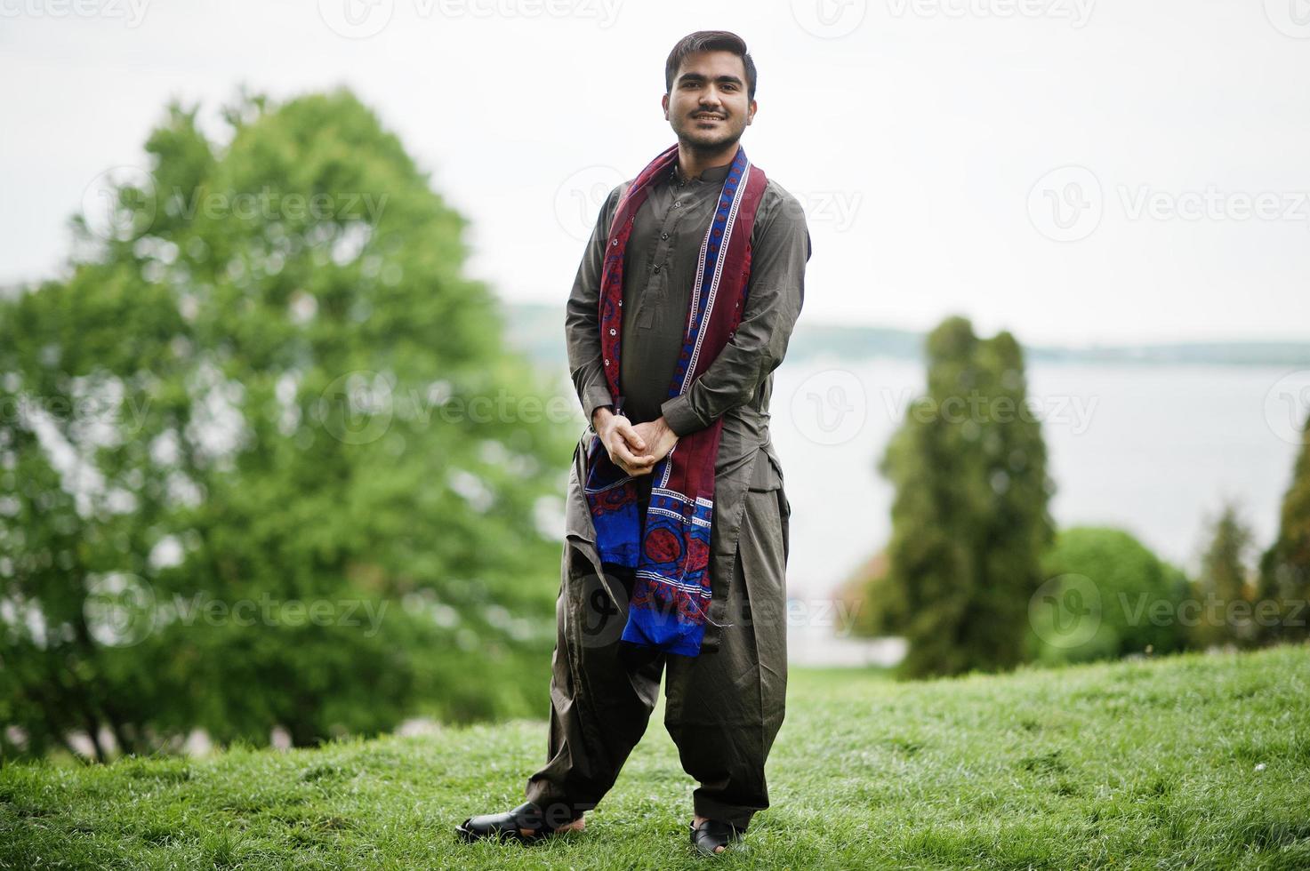 homem indo paquistanês usa roupas tradicionais achkan ou sherwani. foto