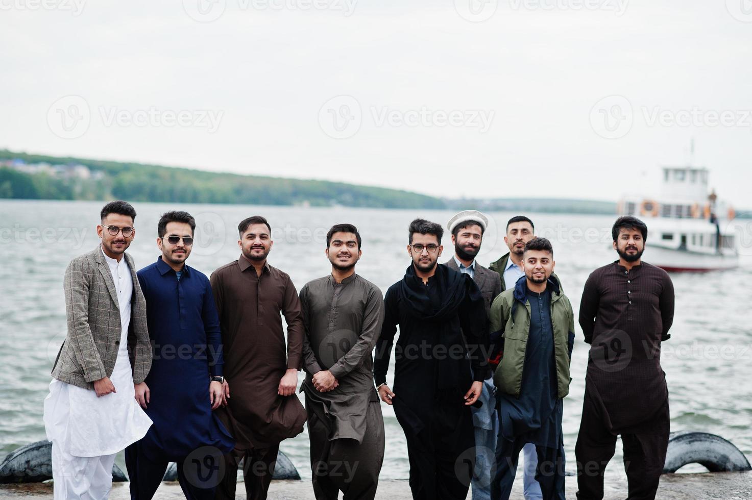 grupo de homem paquistanês vestindo roupas tradicionais salwar kameez ou kurta. foto