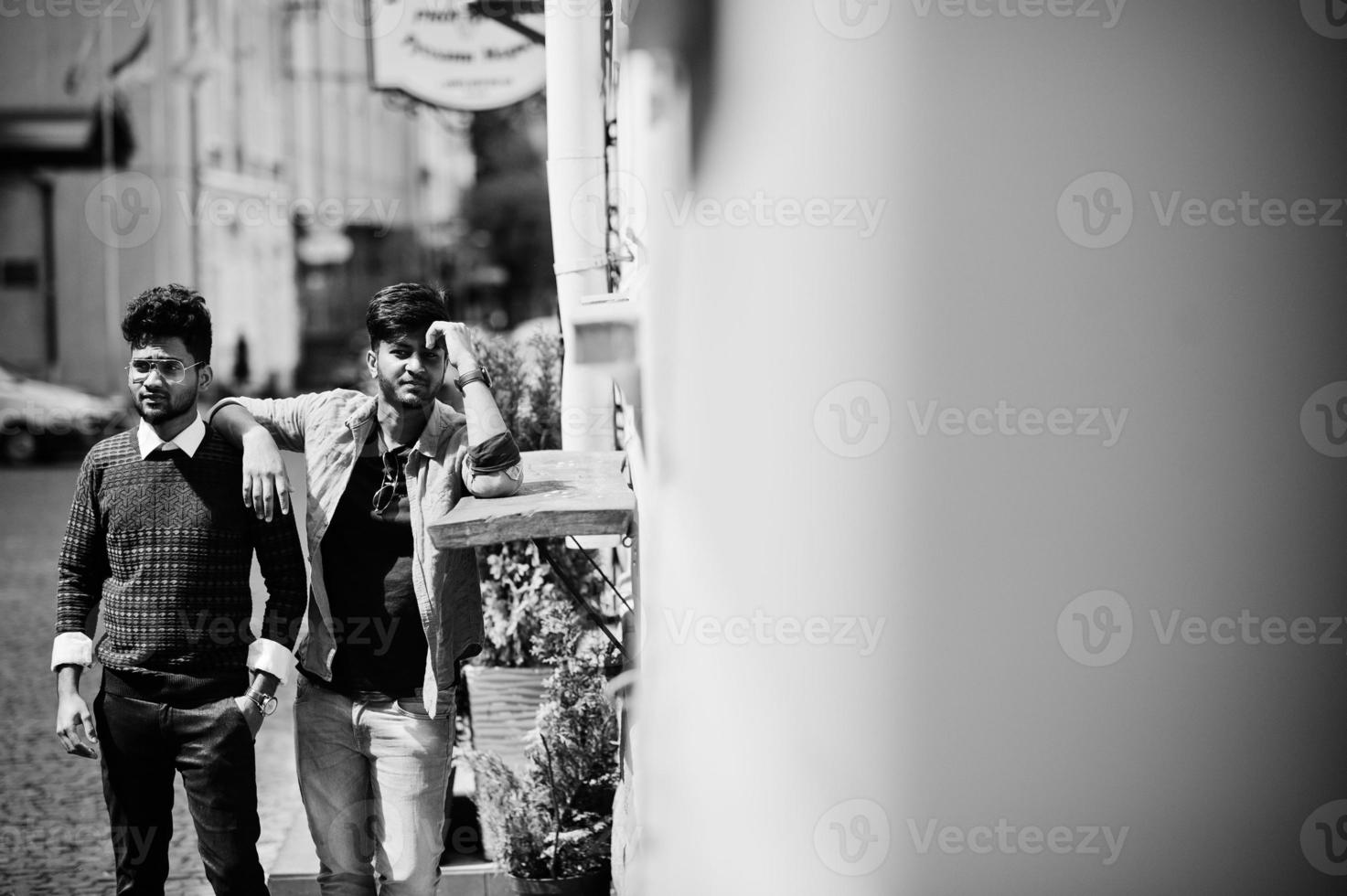 modelo de fritos de dois jovem indiano elegante posando na rua. foto