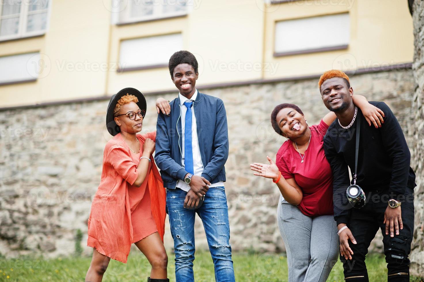 quatro amigos africanos se divertindo e dançando ao ar livre. duas meninas negras com caras. foto