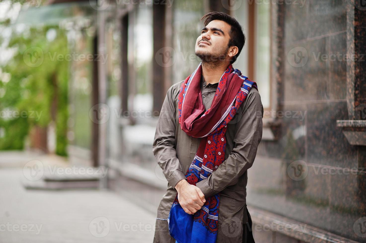 homem indo paquistanês usa roupas tradicionais achkan ou sherwani. foto