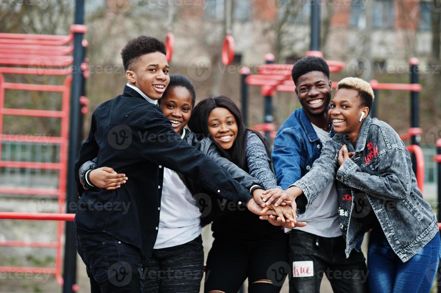 jovens amigos africanos da geração do milênio no ginásio ao ar livre. negros felizes se divertindo juntos. conceito de amizade de geração z. foto