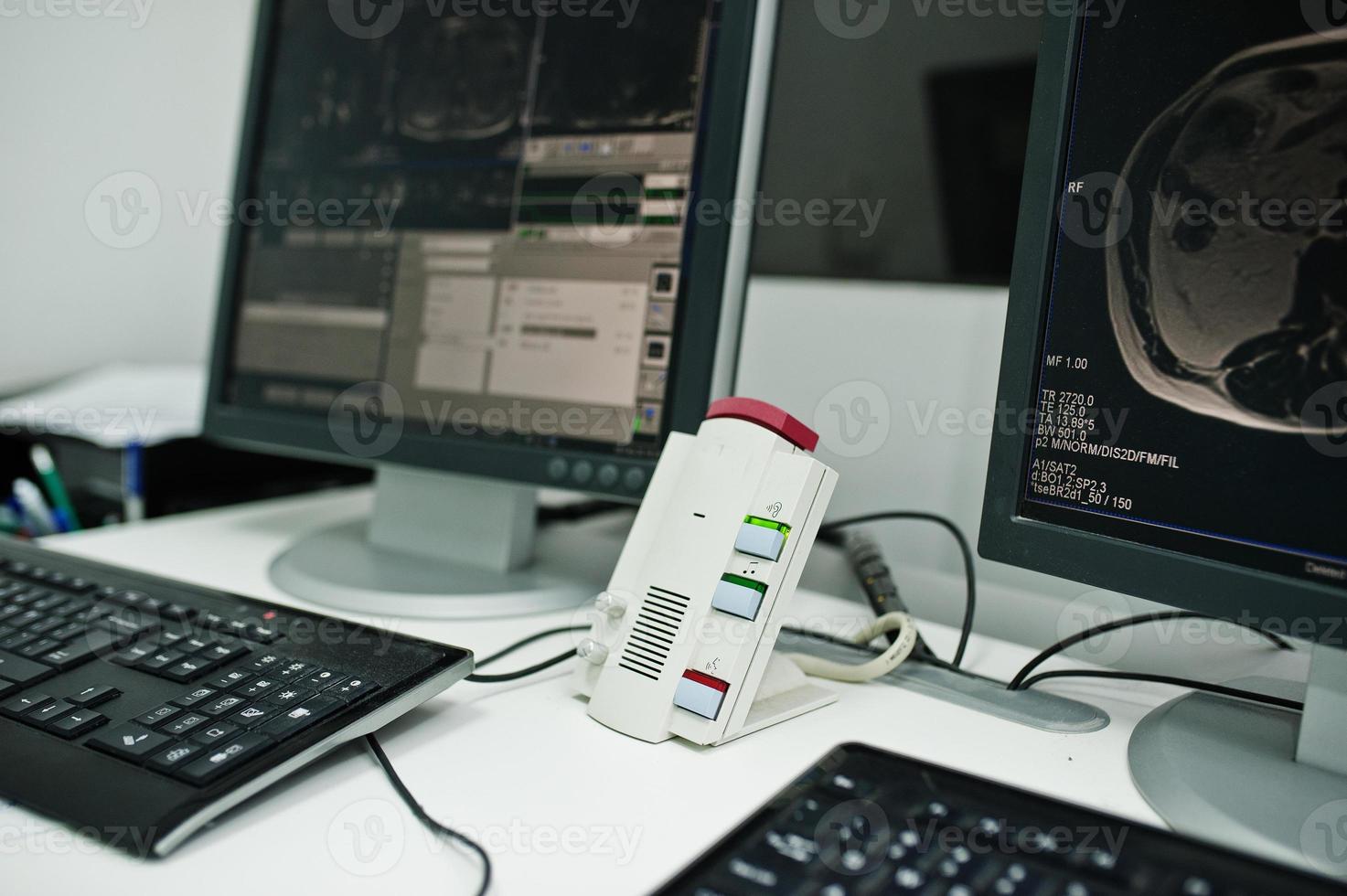 tema médico. centro de ressonância magnética no hospital, monitores de computador com cérebro humano nele. foto