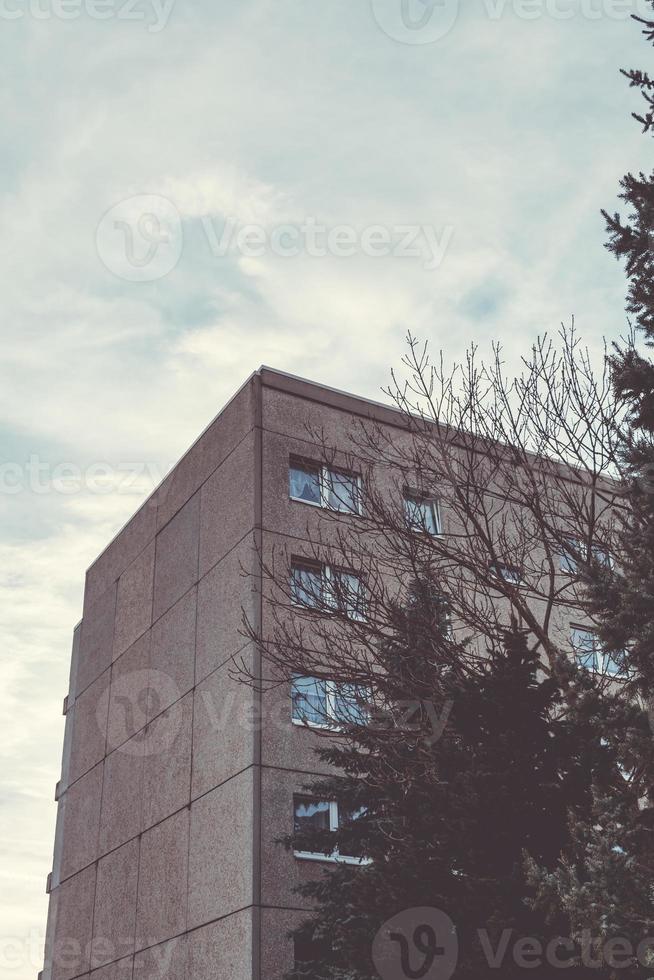 edifício residencial com árvores foto