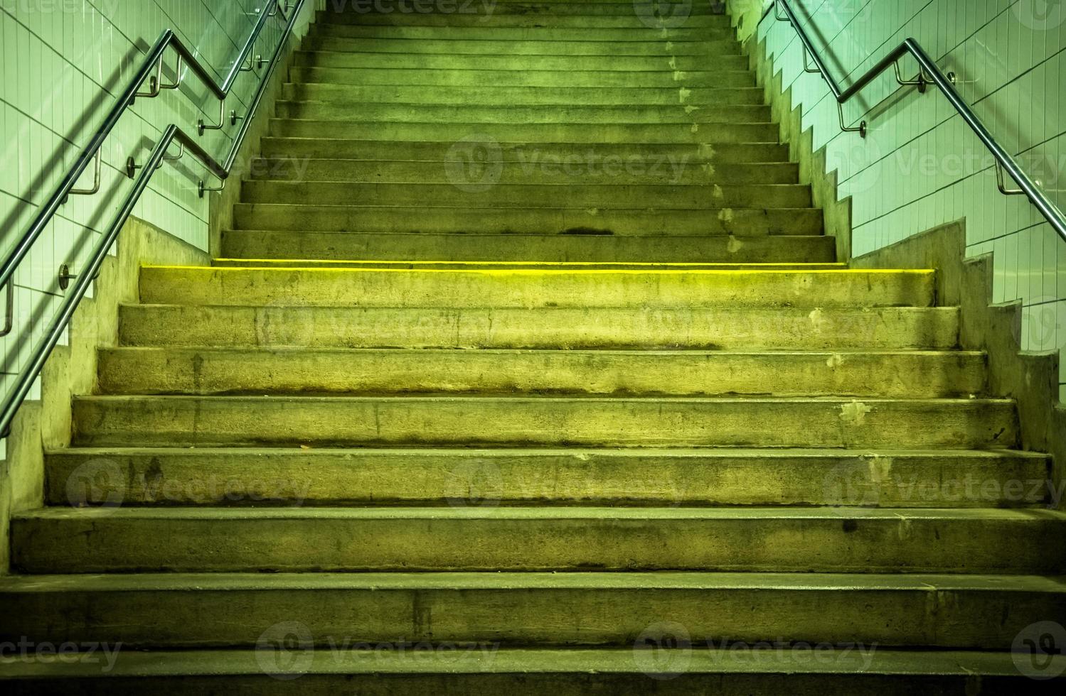 escada em uma estação de trem foto