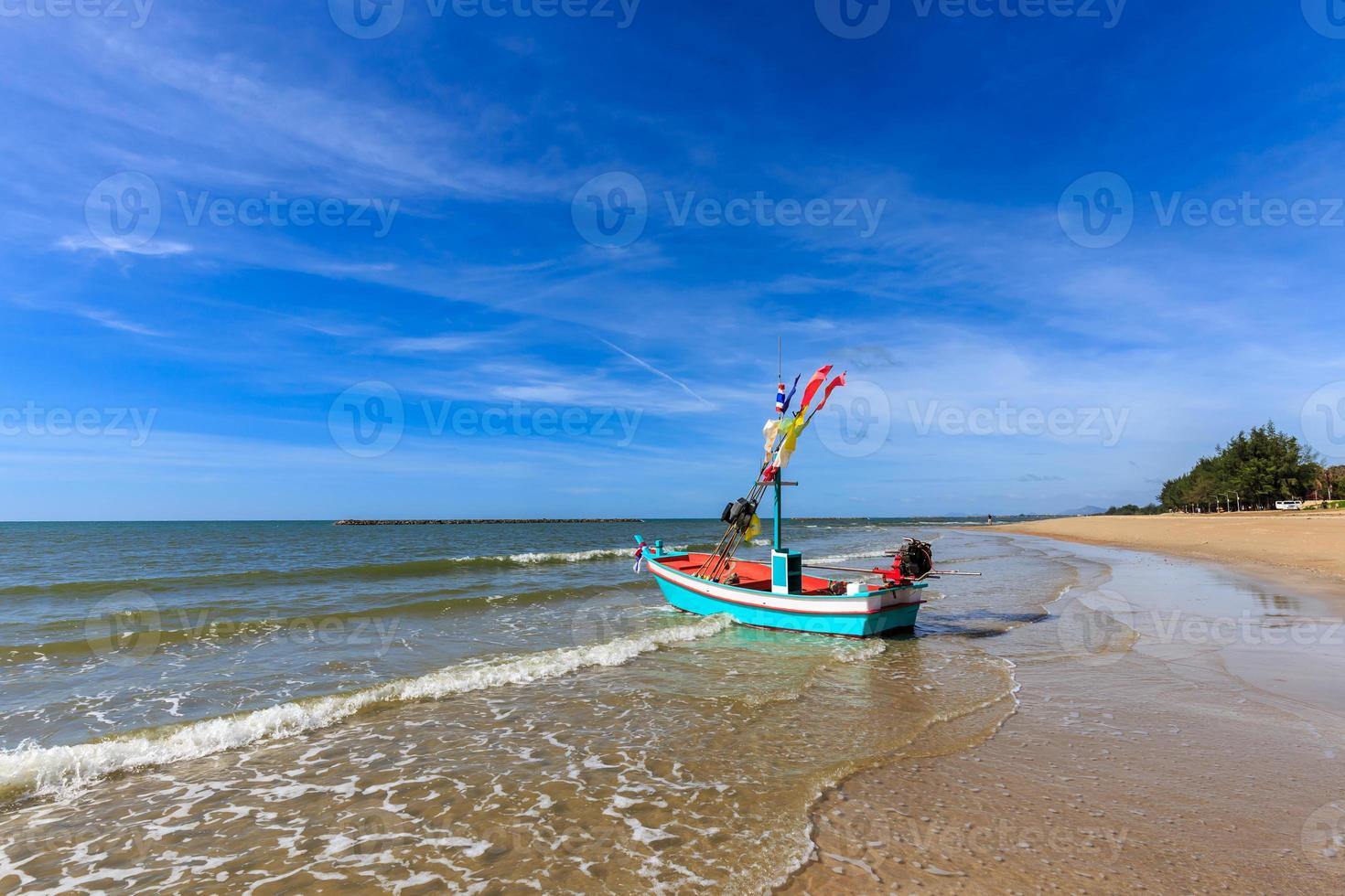 pequeno barco de pesca na praia foto