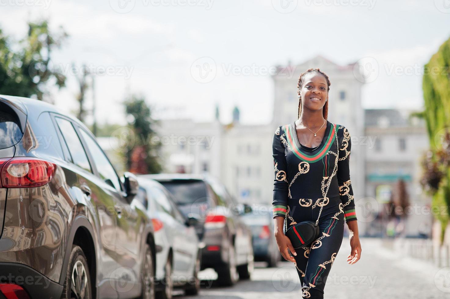 retrato de mulher bonita elegante modelo americano africano posou na rua. foto