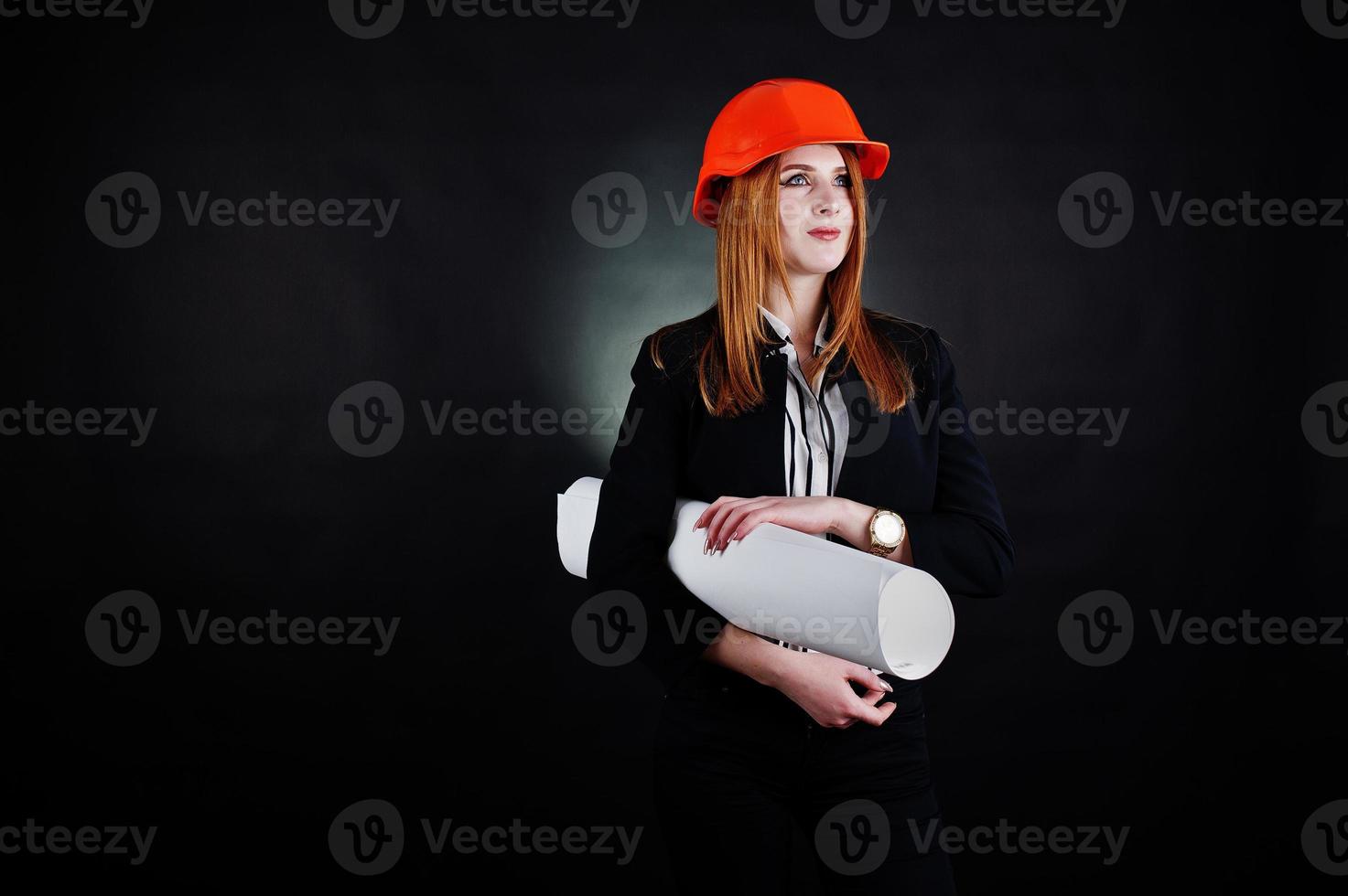 mulher engenheira em laranja proteger capacete com projeto de papel de construção. foto