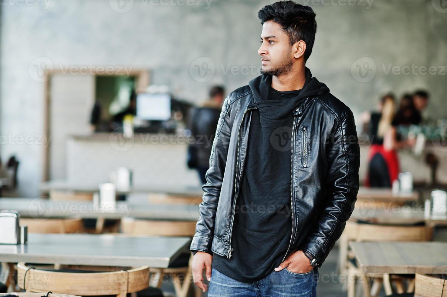 retrato de elegante e casual jovem asiático usar jaqueta de couro, passar o tempo no café. foto