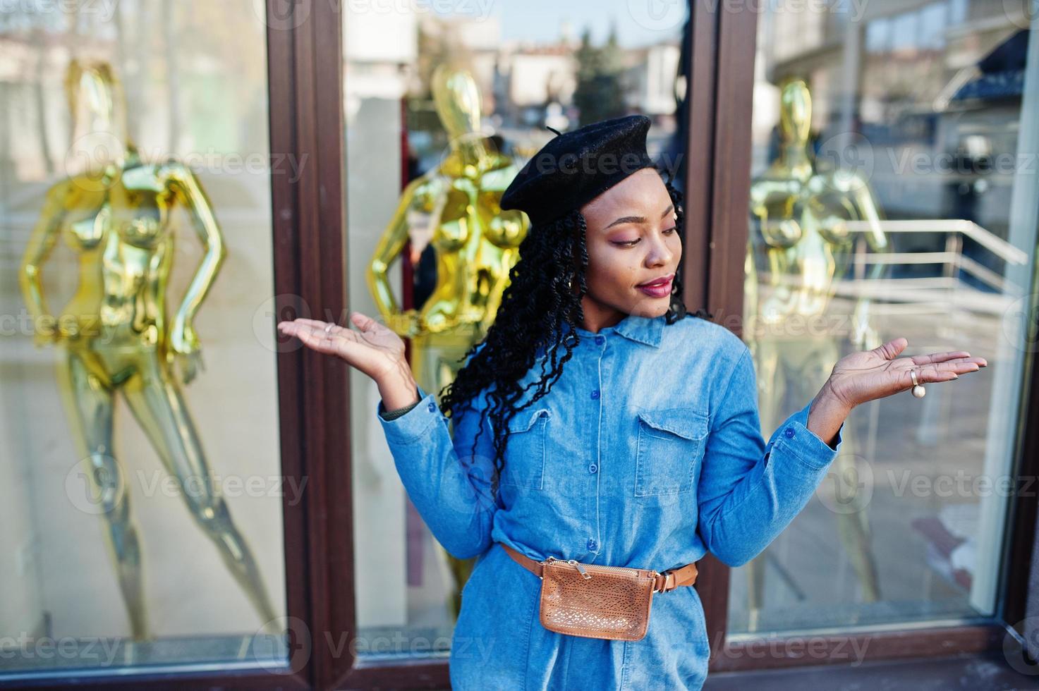 mulheres afro-americanas elegantes na moda em jeans usam e boina preta  contra edifício moderno com três manequins dourados. 10471108 Foto de stock  no Vecteezy