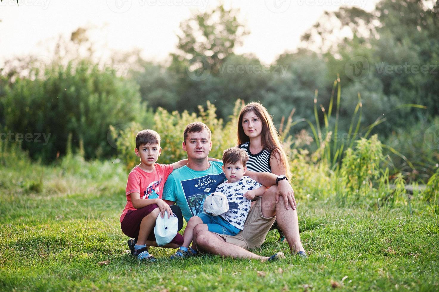 jovem família feliz foto