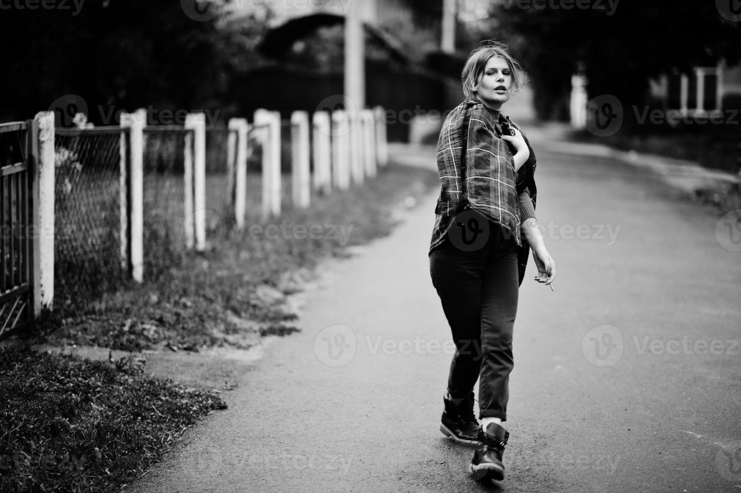 retrato da moda da garota sexy ruiva ao ar livre. mulher de sedução atraente modelo com cigarro. foto