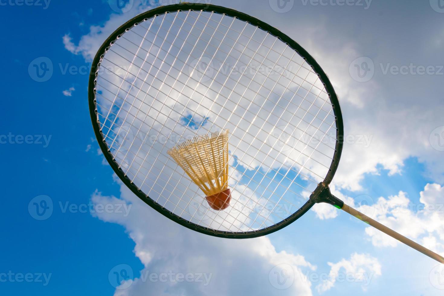 raquete de badminton com vista para o céu foto