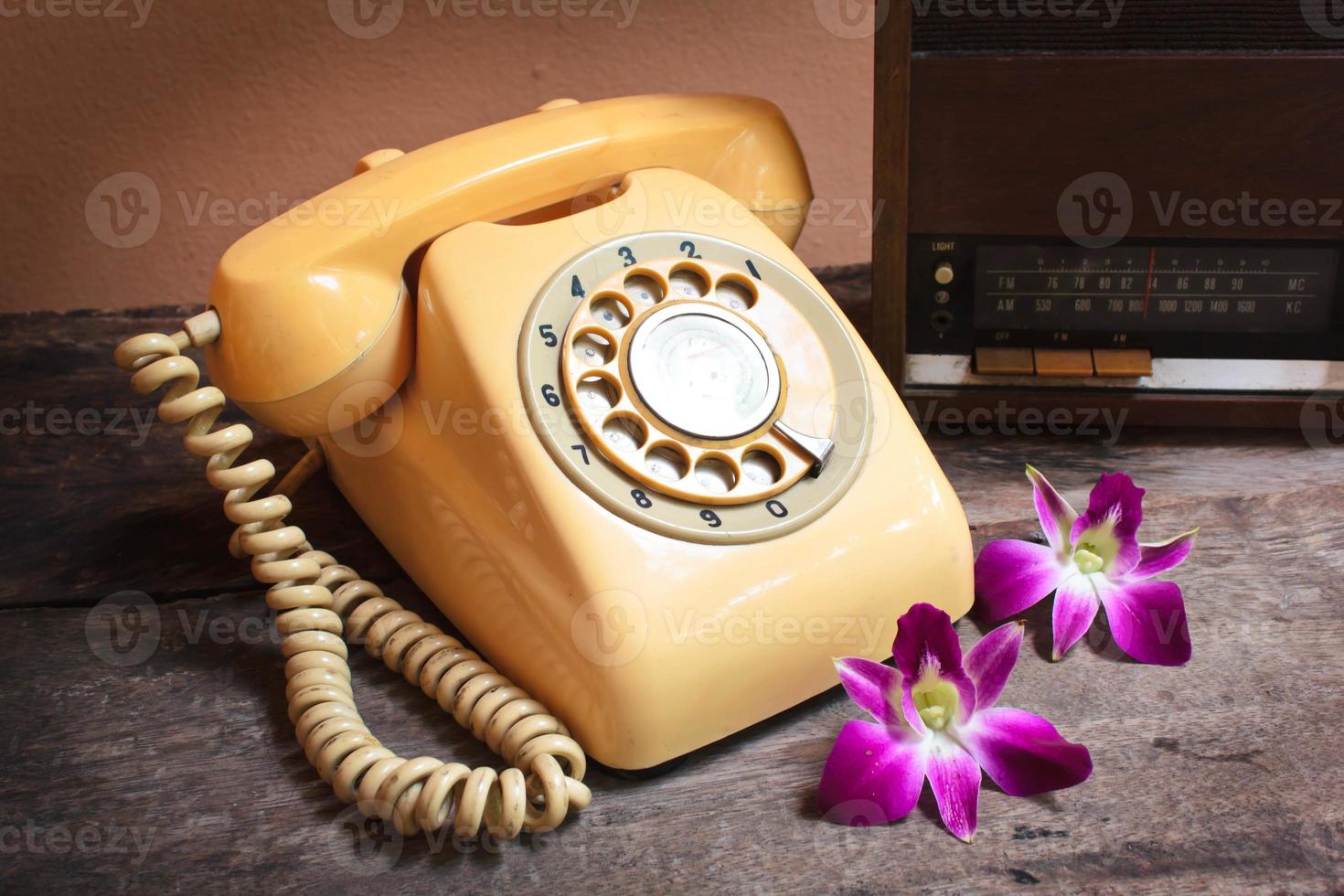 rádio antigo e telefone retro. foto