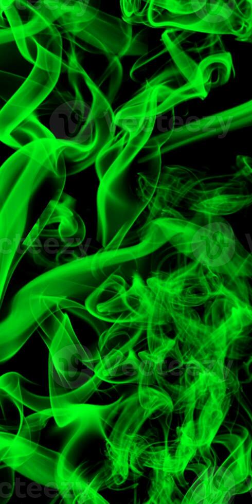 fumaça verde abstrata em fundo preto foto