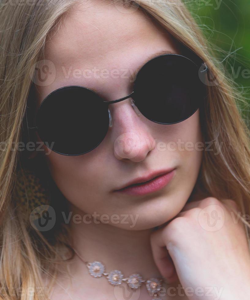 mulher de óculos de sol redondos pretos foto