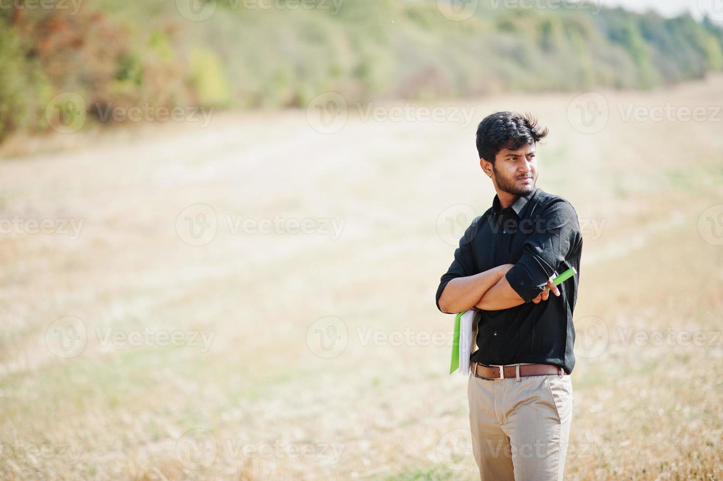 agricultor agrônomo do sul da Ásia inspecionando a fazenda de campo de trigo. conceito de produção agrícola. foto