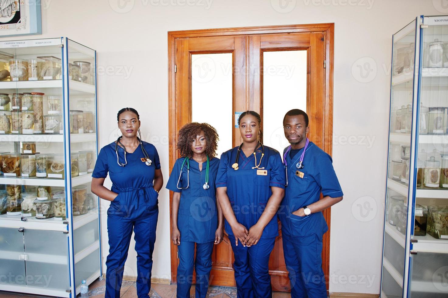 grupo de estudantes de médicos africanos dentro da universidade médica. foto