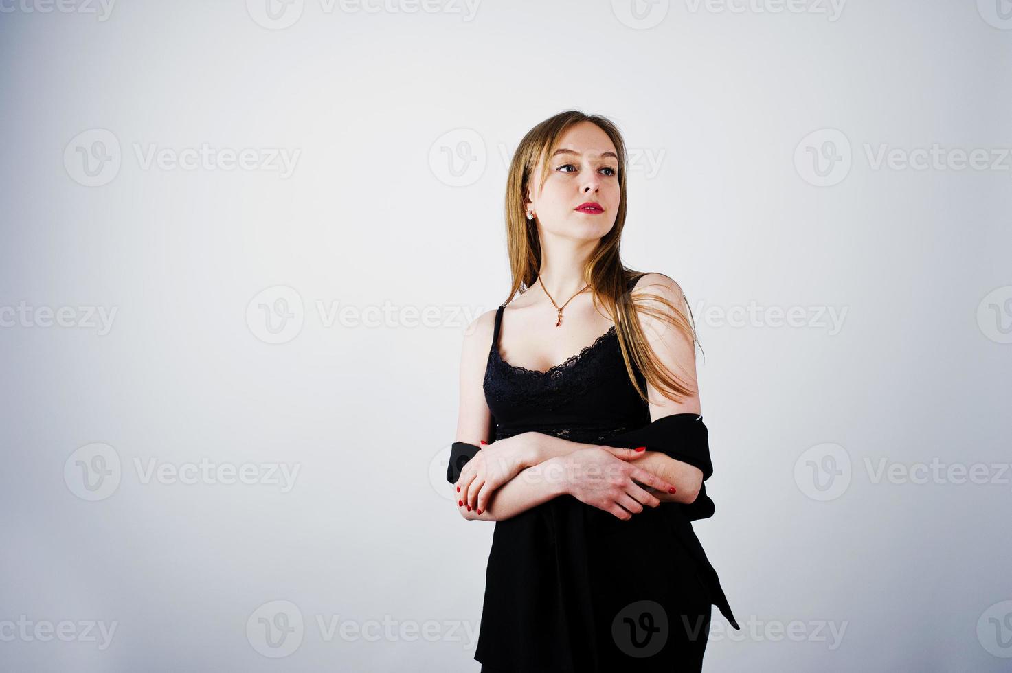 modelo de garota com roupa preta posou no estúdio em fundo branco. foto