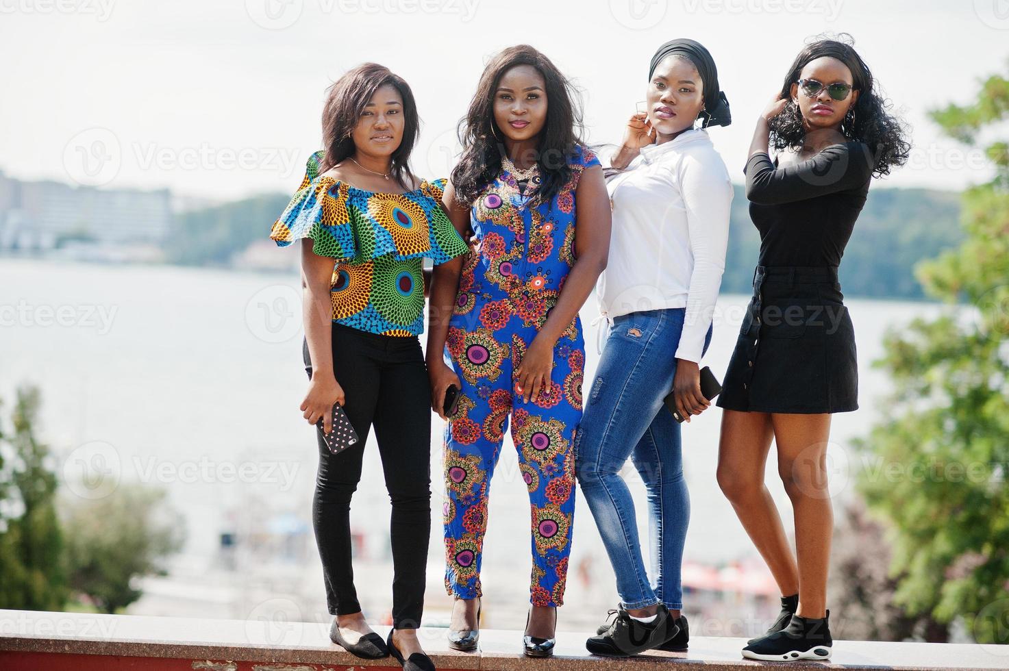 grupo de quatro garotas afro-americanas posaram ao ar livre de bom humor. foto