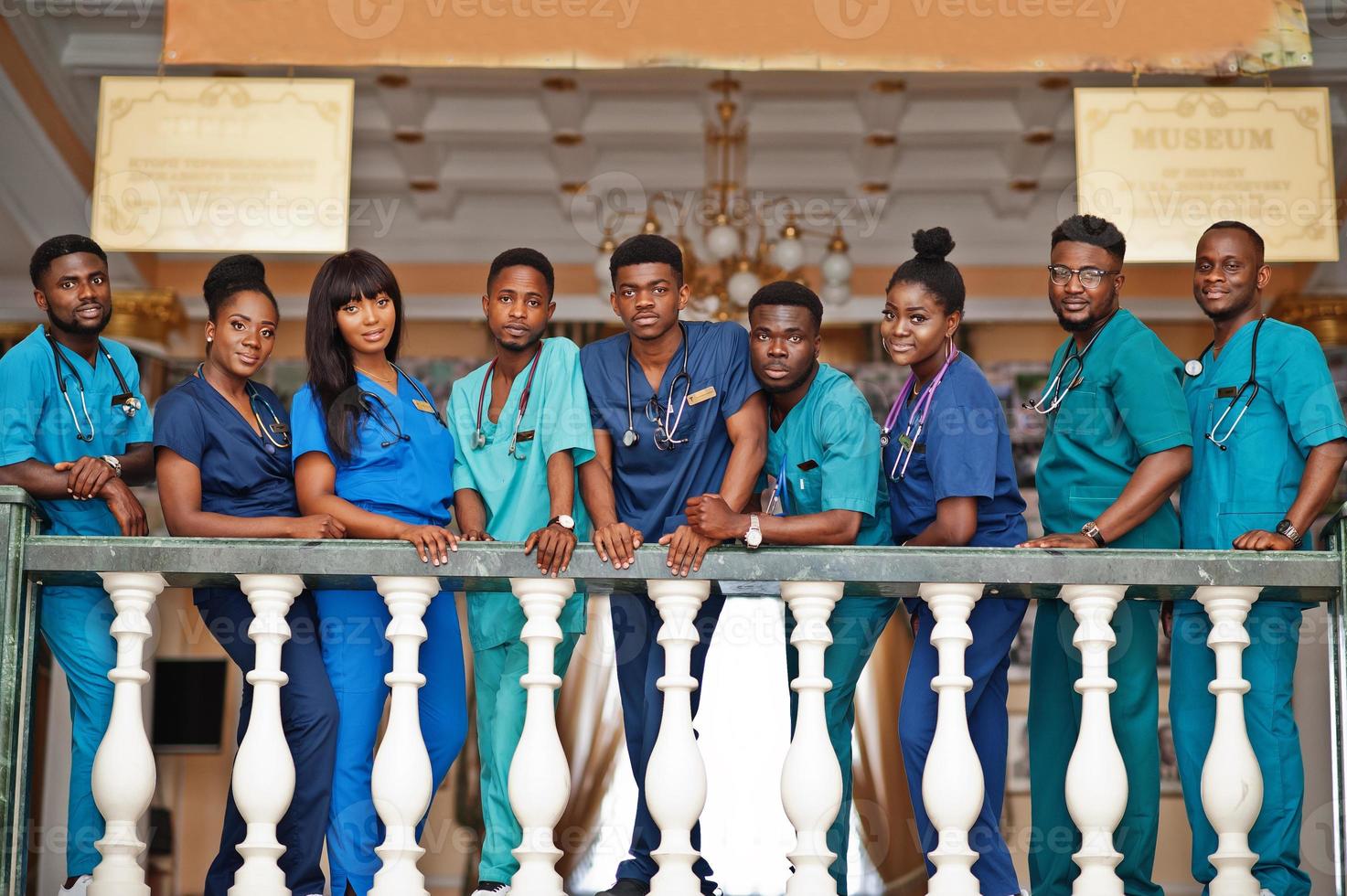 grupo de estudantes de medicina africanos na faculdade. foto