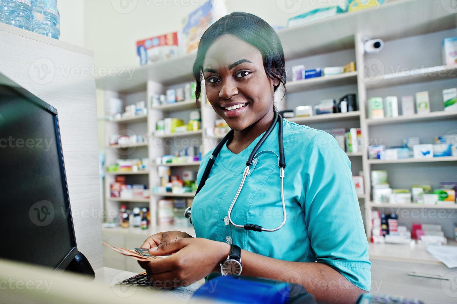 caixa de farmacêutico americano africano trabalhando em drogaria na farmácia hospitalar. saúde africana. foto