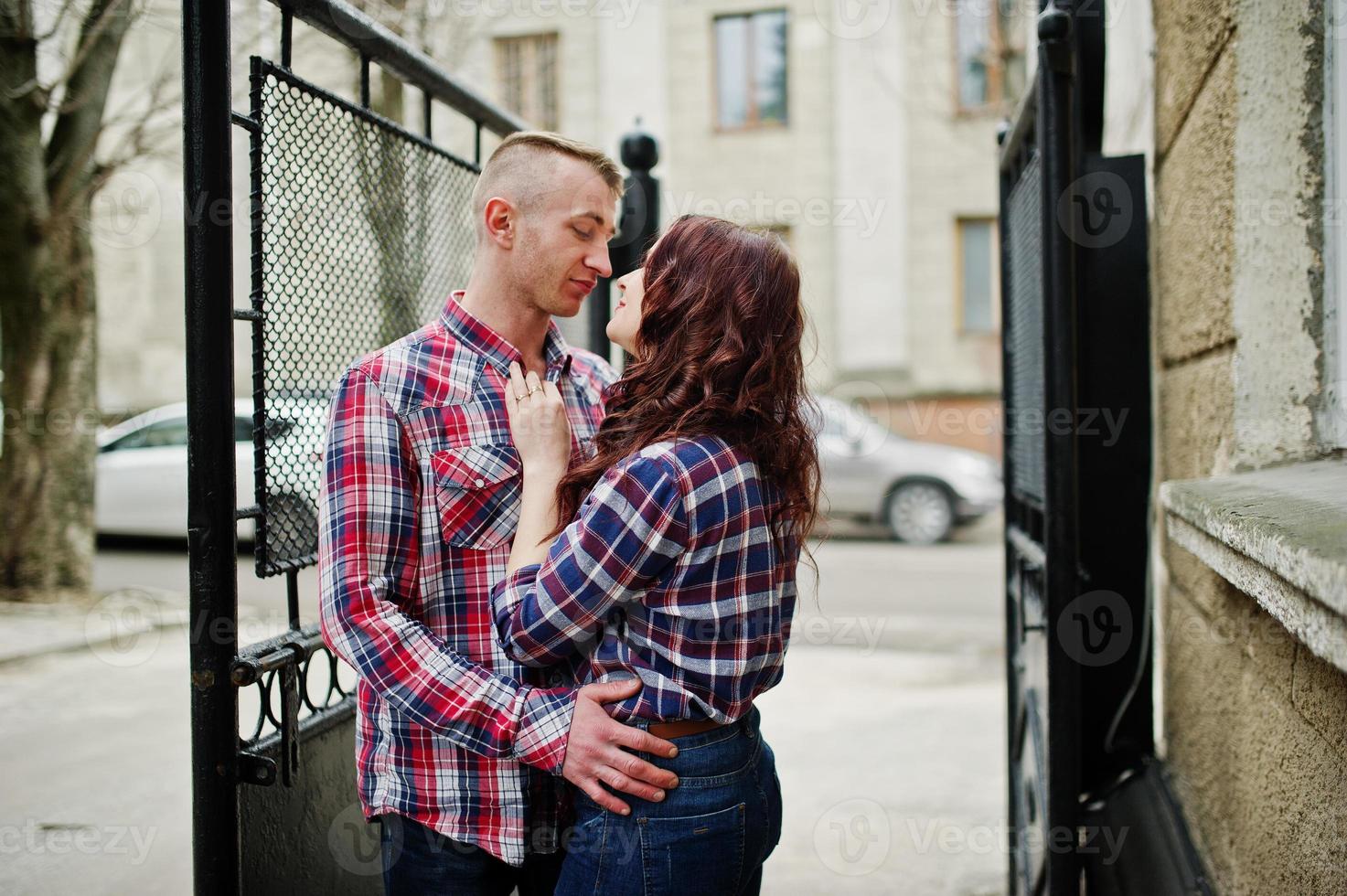 casal elegante usa camisa quadriculada apaixonada juntos. foto