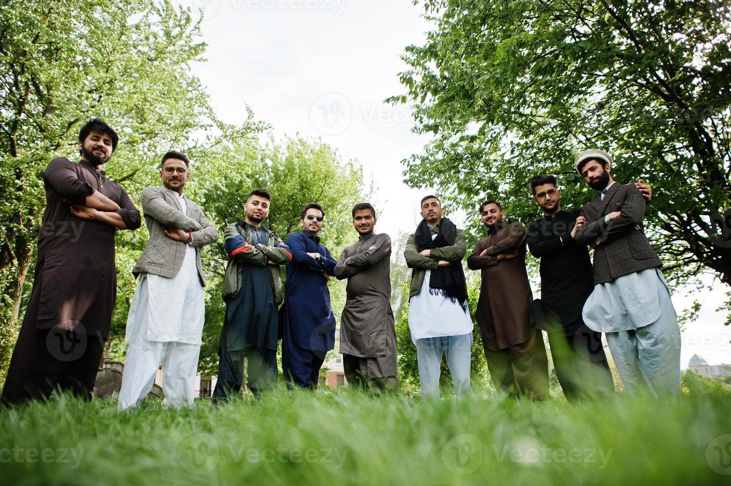 grupo de homem paquistanês vestindo roupas tradicionais salwar kameez ou kurta. foto