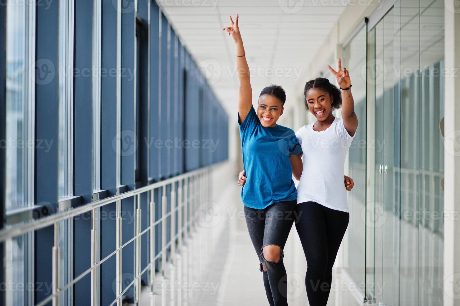 duas amigas africanas em t-shirts posaram juntas no interior. foto