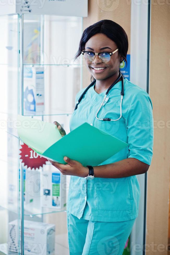 farmacêutico americano africano trabalhando em drogaria na farmácia hospitalar. saúde africana. foto