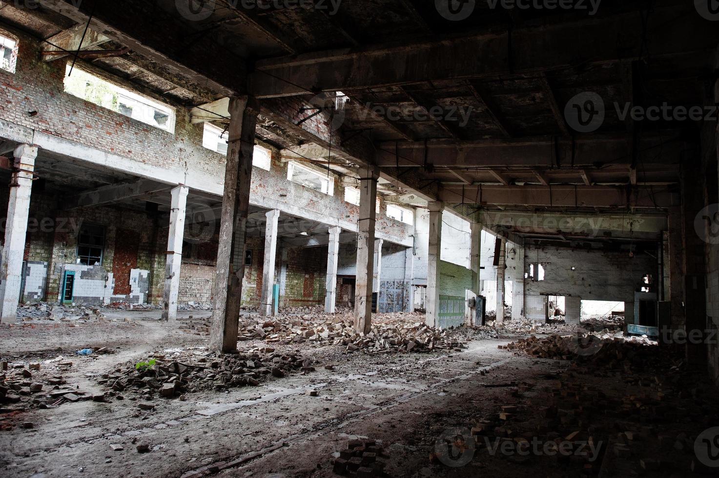 interior industrial de uma antiga fábrica abandonada. foto