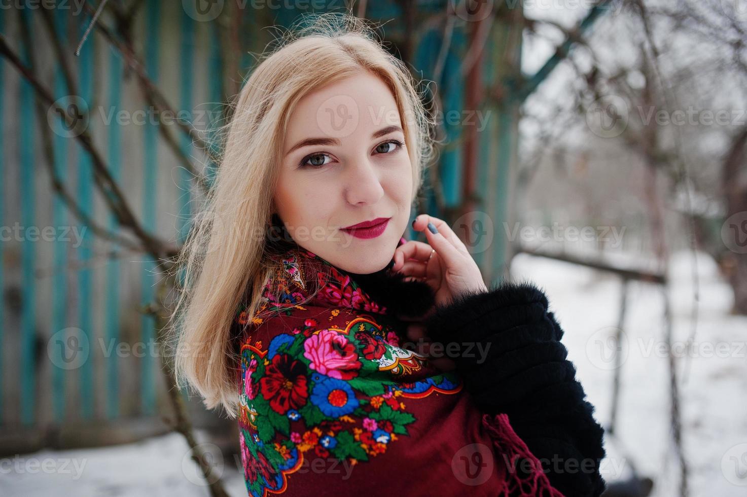 loira com cachecol bordado à mão posou em dia de inverno. lenço feminino. foto