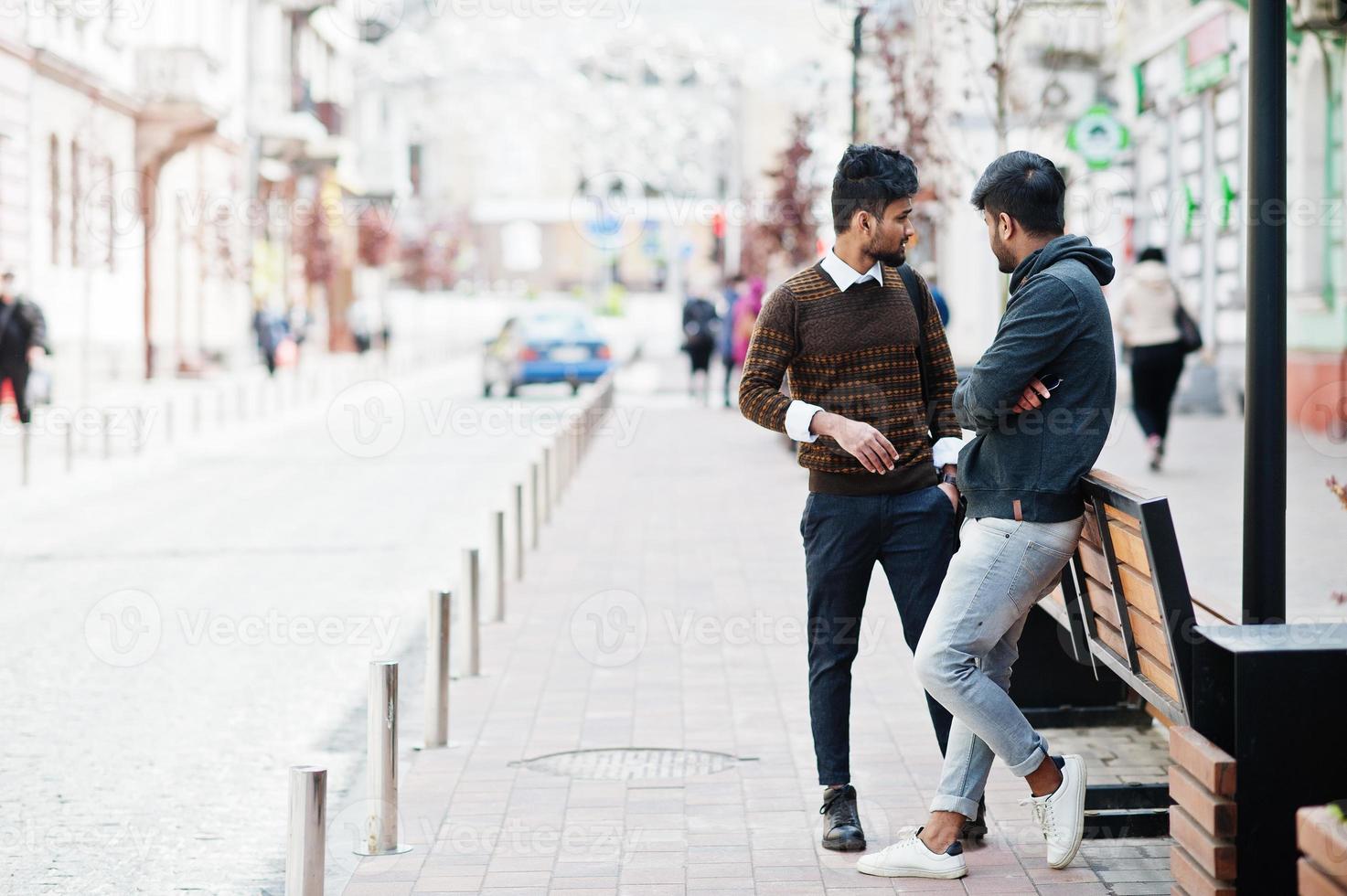 modelo de fritos de dois jovem indiano elegante posando na rua. foto