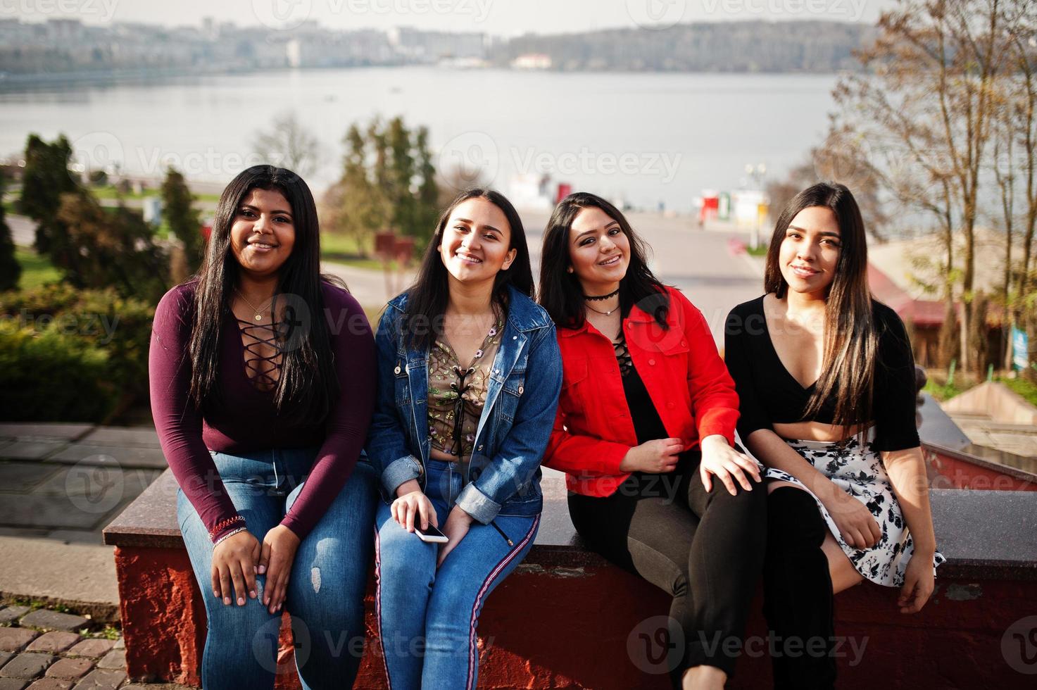 grupo de quatro meninas latinas felizes e bonitas do Equador posou na rua. foto