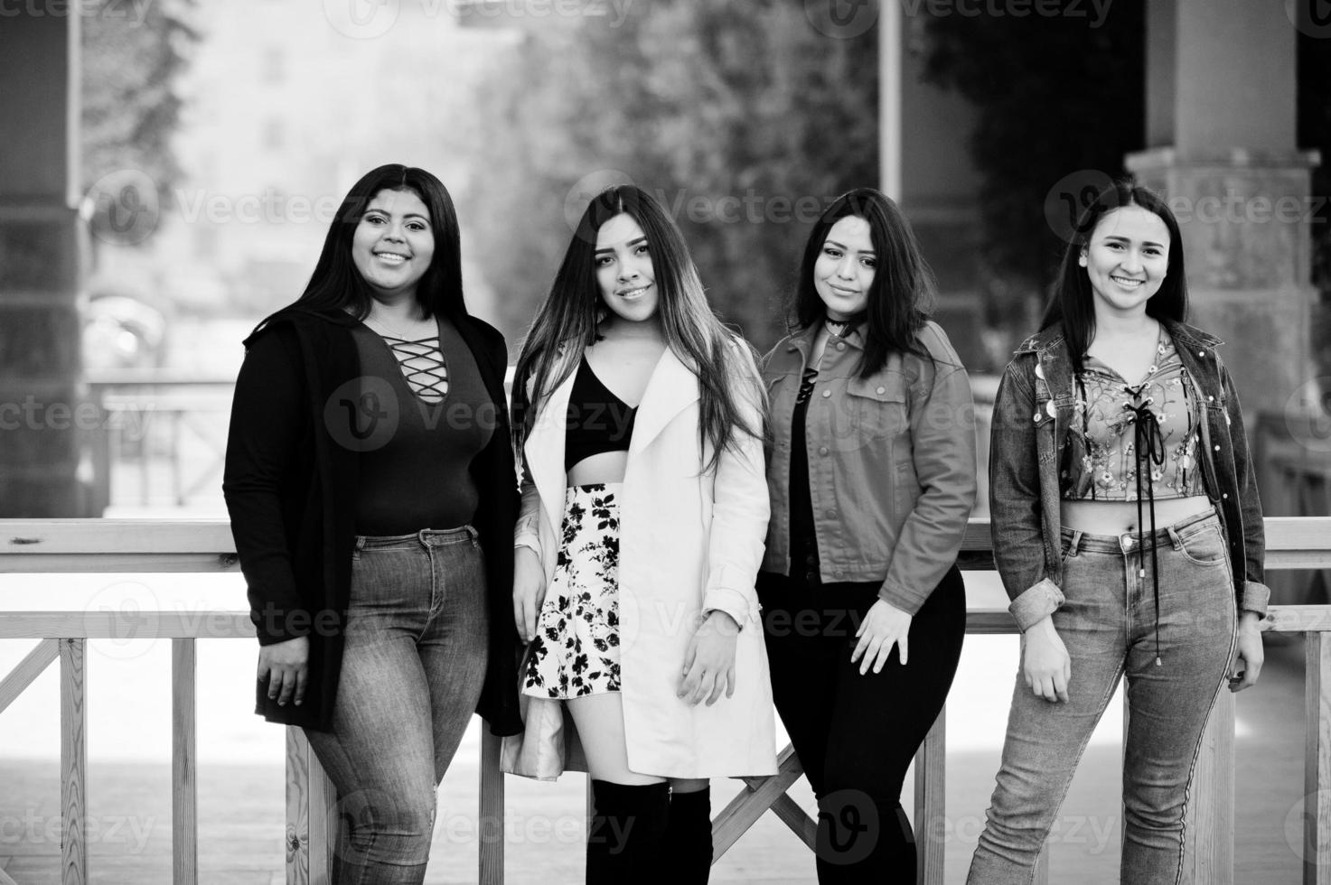 grupo de quatro meninas latinas felizes e bonitas do Equador posou na rua. foto