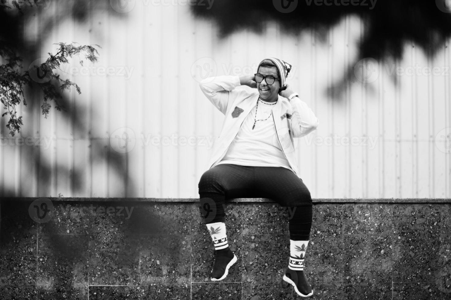 cara de homem árabe elegante hipster posou ao ar livre na rua. cantor de rap estilo. foto