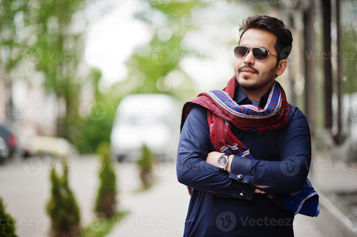 homem árabe muçulmano indiano paquistanês elegante em terno kurta dhoti e óculos de sol. foto