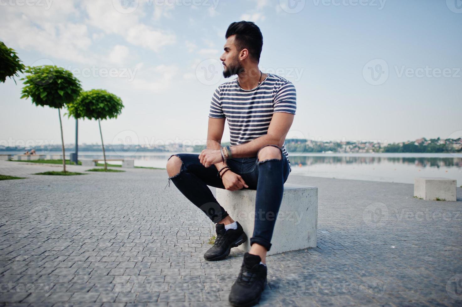 modelo de homem de barba árabe alto bonito na camisa despojada posou ao ar livre. cara árabe na moda. foto