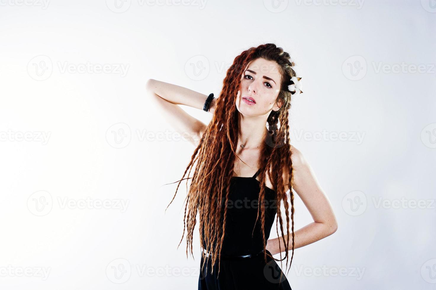 sessão de estúdio de garota de preto com dreads em fundo branco. foto