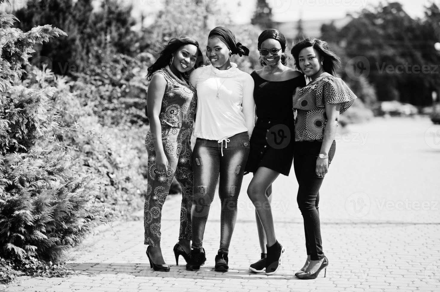 grupo de quatro garotas afro-americanas posaram ao ar livre de bom humor. foto