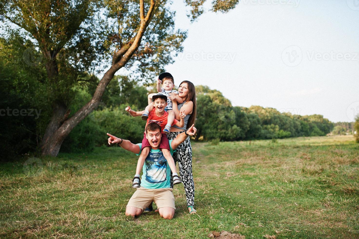 jovem família feliz foto