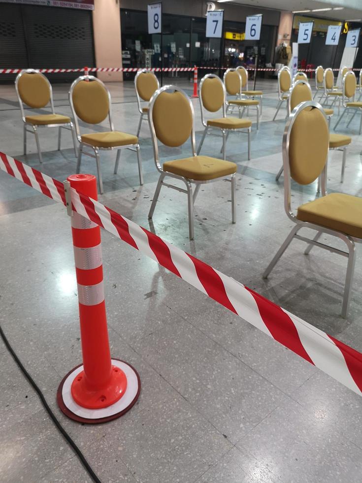 pessoas esperando para serem vacinadas contra o vírus-19 vacina coronavírus sem pessoas sentadas na cadeira pathum thani, tailândia 8 de setembro de 2021 foto