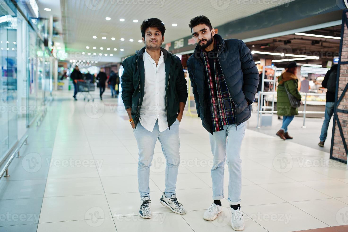 dois caras indianos na moda na camisa e jaqueta posaram no shopping. homem asiático compras. foto